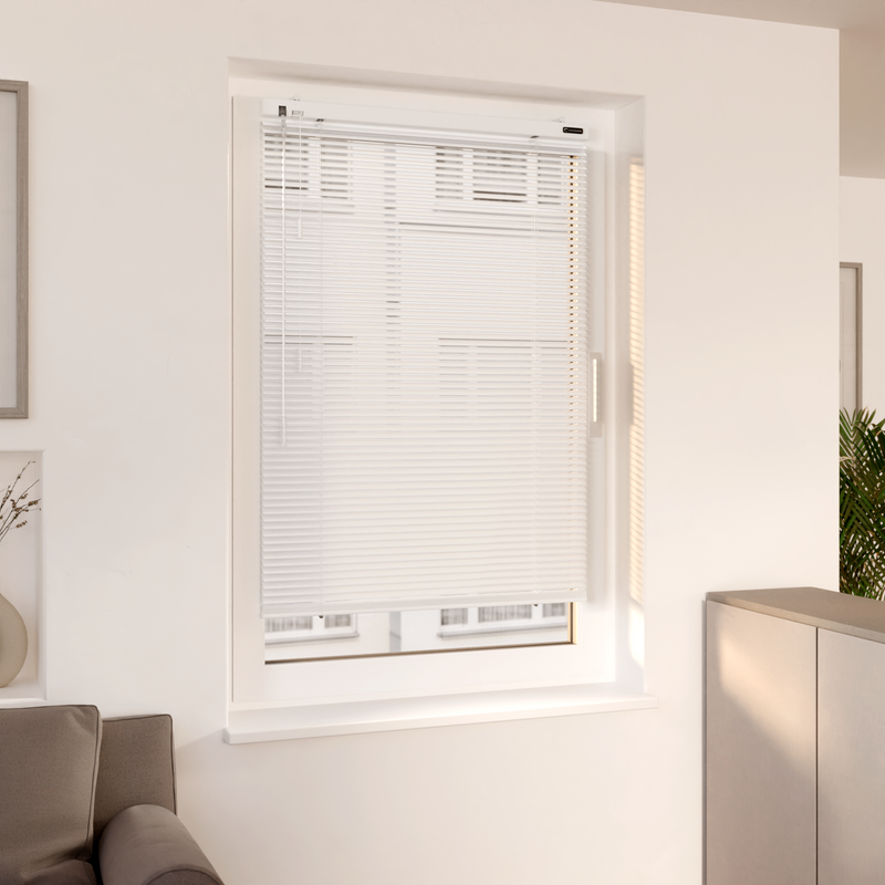 Ansicht Jalousie am Fenster, moderne Wohnung - Farbe: Weiss